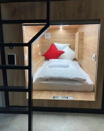 Capsule Hostel Zizkov Tower ปราก ภายนอก รูปภาพ