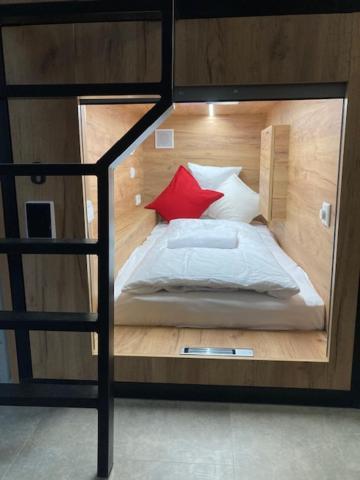Capsule Hostel Zizkov Tower ปราก ภายนอก รูปภาพ