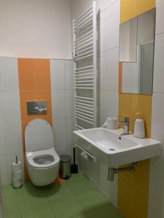 Capsule Hostel Zizkov Tower ปราก ภายนอก รูปภาพ